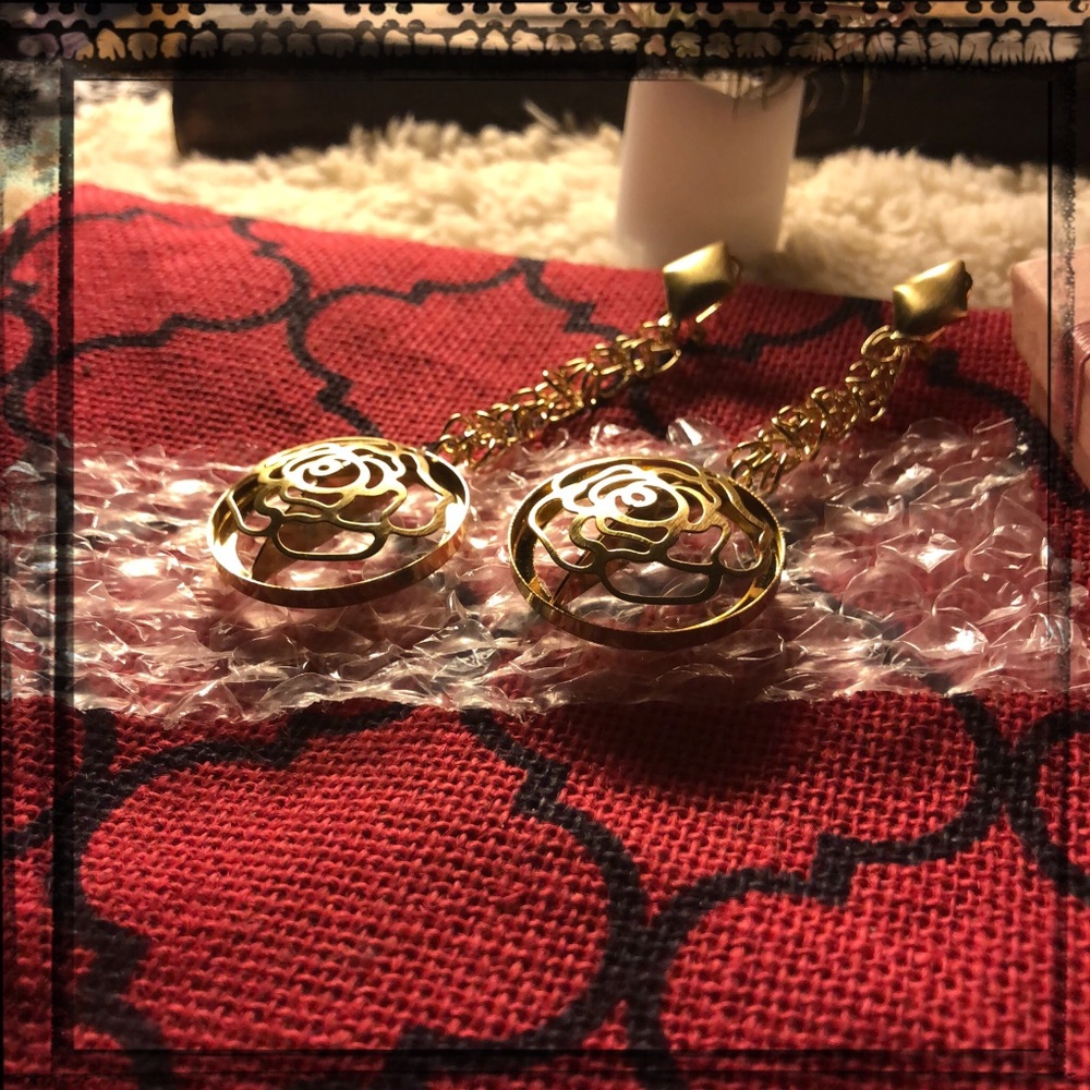 *NWT*-PRIVATE PARTY-Stunning Gold-Tone 🌹 Earrings